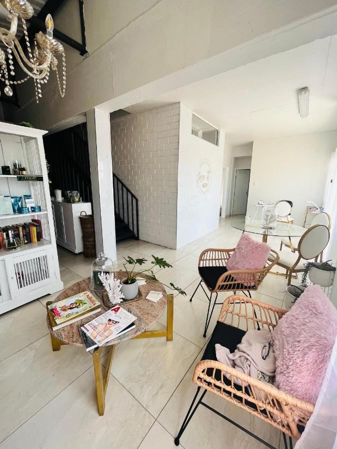 Conductor'S Inn Цумеб Экстерьер фото